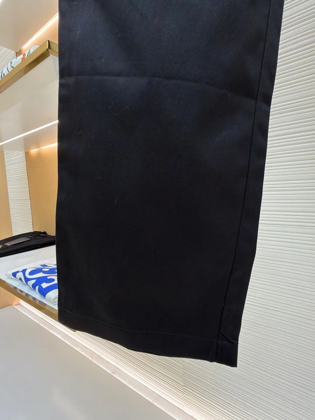 LOUIS VUITTON pocket embroidered work trousers ●Original version: Purchased and developed by 12324 ●Item number: 1682341-B50 ●Fabric: cotton twill fabric ●Technology: embroidery production ●Color: black ●Version: fitted version ●Weight: about 535 grams ●Size: 44-46-48-50 ●Description: The high cotton content ensures the fabric's excellent breathability, durability and classic workwear texture, while the twill weave gives it unique wear resistance and stiffness. The special fabric technology solves the pain points of tight and stiff traditional overalls; it provides greater freedom when moving, significantly improves wearing comfort and flexibility, and achieves a balance between function and comfort. The application of three-dimensional core-spinning embroidery technology in the pocket position is achieved by adding additional cotton thread or foam as the core material to the pattern filling layer, and then using embroidery thread to fully cover the embroidery. The logo pattern is significantly protruded from the surface of the fabric, forming a full three-dimensional effect. This process not only enhances the visual impact and tactile level, but also improves the wear resistance of the pocket area through the buffering effect of the core material, ensuring that the pattern can still remain crisp and not deformed in complex daily use, ensuring that the pattern is clear and durable, and injecting a sense of sophistication into the rugged workwear style. Diversified pocket system combines workwear functionality with sophistication. The flap cargo pockets on both sides are a signature element, and their flap design prevents items from falling and enhances the visual three-dimensionality. Italian style pockets provide simple side storage. The overall wiring is straight and delicate, the fabric is comfortable and soft, and the color is consistent without color difference. It can be matched with the same style to create a fashionable look and control various occasions. Customized accessories, complete with three standards, same style for men and women!